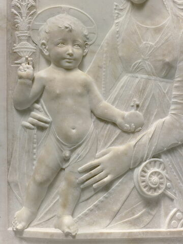 La Vierge a mi-corps assise sur un trône et tenant l'Enfant nu debout sur ses genoux et bénissant dans un encadrement à décor floral, image 2/4