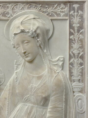 La Vierge a mi-corps assise sur un trône et tenant l'Enfant nu debout sur ses genoux et bénissant dans un encadrement à décor floral, image 3/4