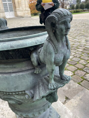 Vase à décor losangé et de sphinx  d'après les modèles du parterre du midi à Versailles, image 2/2