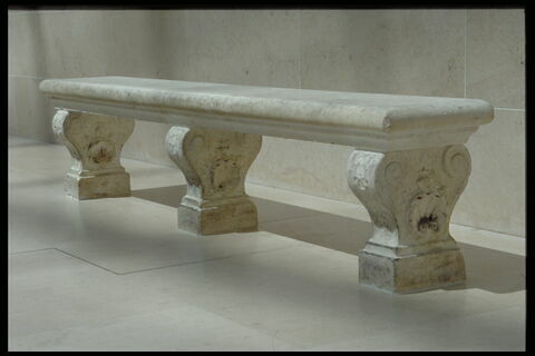 Banc composé de trois pieds ornés de coquilles et d'une plaque de marbre, image 2/5