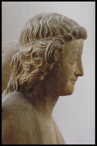 Ange tenant une couronne, image 7/12