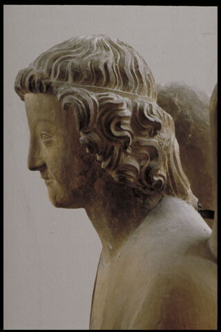 Ange tenant une couronne, image 8/12