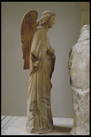 Ange tenant une couronne, image 9/12