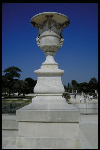 Vase orné de guirlandes de fleurs, image 12/15
