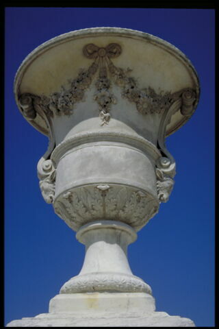Vase orné de guirlandes de fleurs, image 13/15