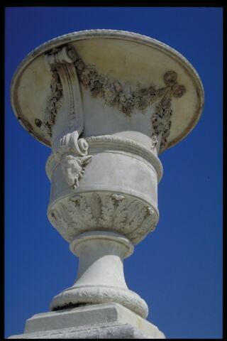 Vase orné de guirlandes de fleurs, image 14/15
