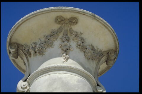 Vase orné de guirlandes de fleurs, image 15/15