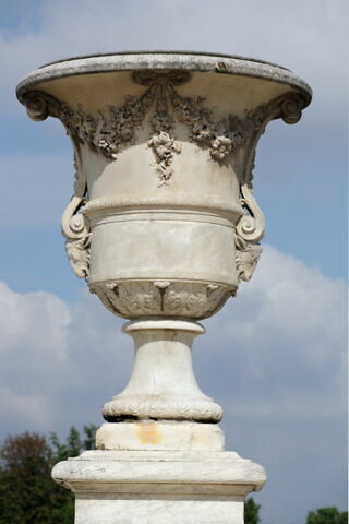 Vase orné de guirlandes de fleurs, image 8/15