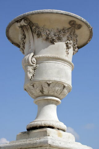 Vase orné de guirlandes de fleurs, image 9/15