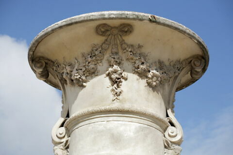 Vase orné de guirlandes de fleurs, image 10/15