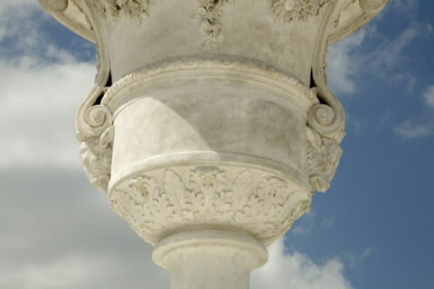 Vase orné de guirlandes de fleurs, image 4/15