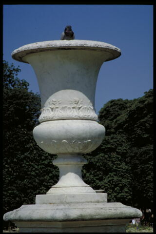 Vase orné de fleurs de lys et de coquilles, image 3/3