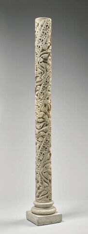 Fragment de colonnette décorée de feuillage et de galons perlés