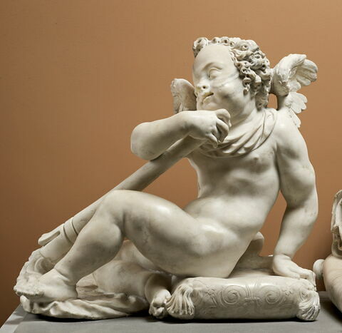 Génie funéraire tenant une torche renversée. Element du monument funéraire de Valentine Balbiani (1518-1572), épouse de René de Birague, image 3/6