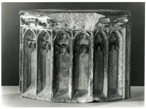 Base polygonale dont la face antérieure comporte un décor architectural surmonté d'une frise de feuillage