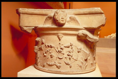 Chapiteau décoré de rinceaux et têtes d'anges, image 6/9