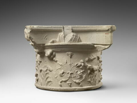 Chapiteau décoré de rinceaux et têtes d'anges, image 3/9