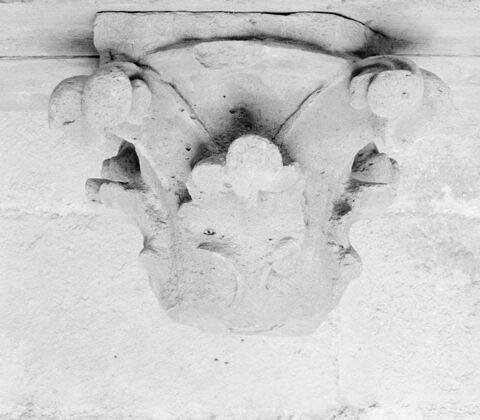 Chapiteau décoré de quatrefeuilles polylobées et de crochets