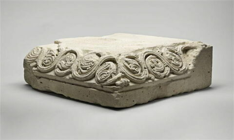 Fragment de tailloir décoré de rinceaux et de feuillage perlé