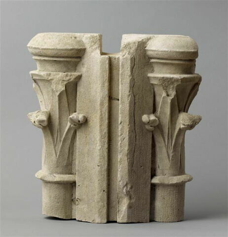 Fragment de meneau avec deux chapiteaux décorés de deux rangs de crochets épanouis