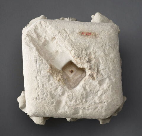 Chapiteau décoré de feuilles et de crochets, image 3/11