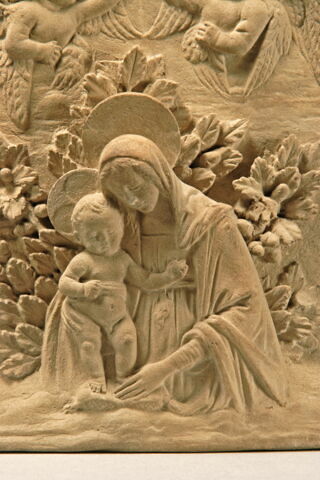 La Vierge et l'Enfant sur un fond de feuillage, couronné par deux anges, image 7/8