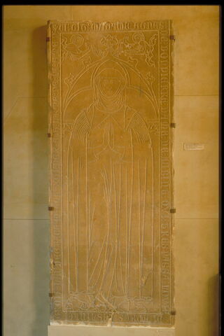 Dalle funéraire gravée d'Agnès de Dompierre, dame d'Aubiné (+1313), image 2/3