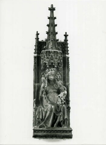 La Vierge, assise sous un dais et tenant l'Enfant. Sur les faces latérales du trône : Isaïe et David, image 16/16
