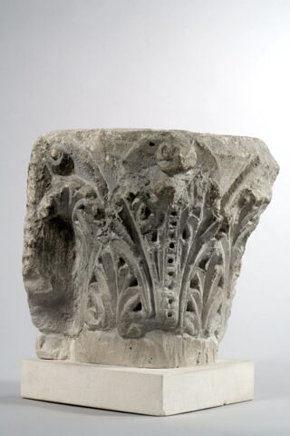 Chapiteau d'angle décoré de feuilles à nervure perforée, image 3/4