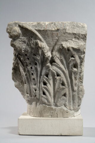 Chapiteau d'angle décoré de feuilles à nervure perforée, image 4/4