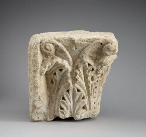 Chapiteau d'angle décoré de feuilles à nervure perforée