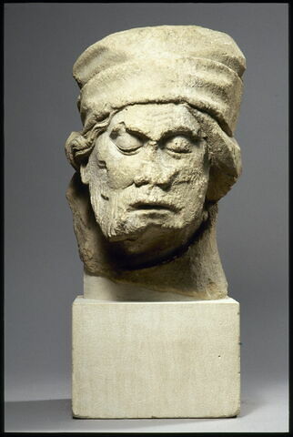 Tête d'homme coiffé d'un bonnet les yeux baissés, image 3/6
