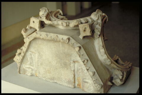 Dais orné de petites figures d'anges (mutilés), image 8/8