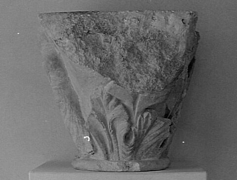 Fragment d'un chapiteau double (?) : l'Annonciation, la Visitation et décor végétal, image 5/7