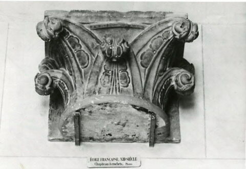Chapiteau d'applique à crochets décorés d'une feuille plate trilobée, image 4/5