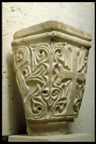 Chapiteau d'applique orne de feuillages et d'une croix pattée, image 3/3