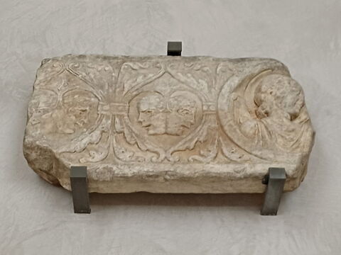 Fragment de frise décoré d'un buste ailé en médaillon, de rinceaux et de têtes, image 2/2
