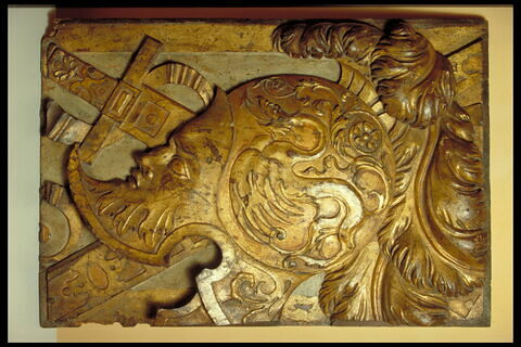 Panneau de boiserie à décor de trophée guerrier, image 2/5