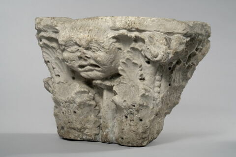 Chapiteau double orné de palmettes et de deux masques monstrueux, image 3/14