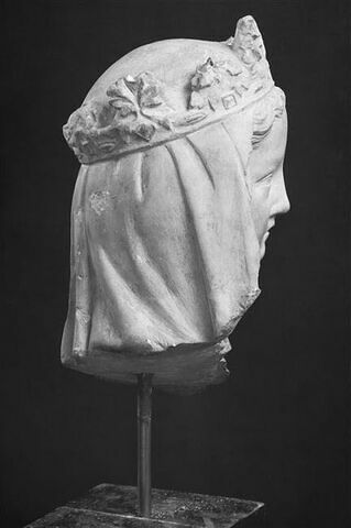 Tête de Vierge voilée et couronnée, image 8/11
