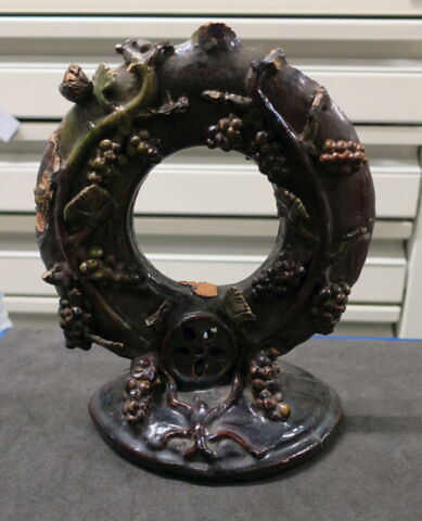 Vase (?) circulaire : buste de Bacchus en relief, image 1/2