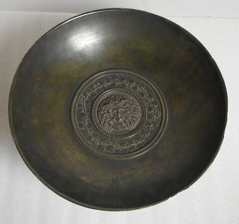 Coupe ronde sur piédouche à godrons et feuillages en relief, image 2/3