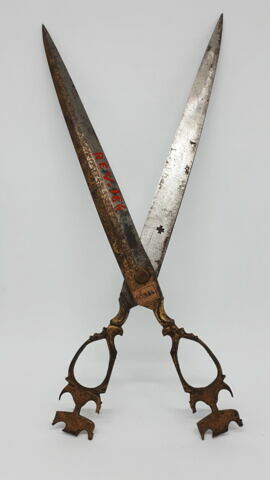 Paire de ciseaux en fer gravé et doré, image 5/7