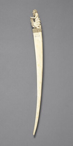 Gravoir : homme luttant contre un dragon