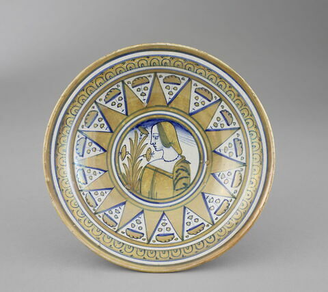 Coupe ronde à pied : buste féminin de profil, image 3/3