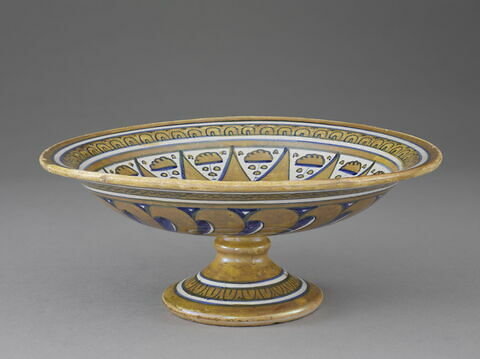 Coupe ronde à pied : buste féminin de profil