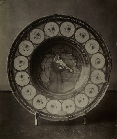 Plat rond : musicienne, image 3/3