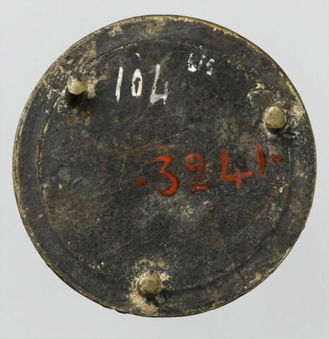 Plaquette : Un homme casqué s’avance vers un homme endormi, image 2/2