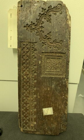 Plaque en bois sculpté servant de moule, image 2/2