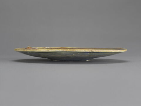 Assiette : buste de jeune femme de profil gauche, image 3/4